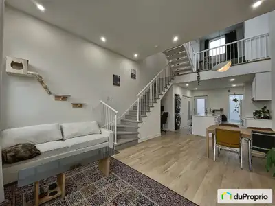 Condo sur 2 étages avec terrasse privée sur le toit. Situé au 3e et dernier étage du bâtiment avec u...