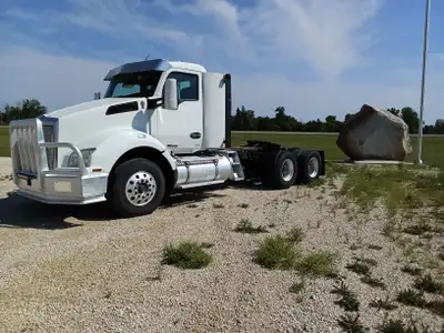 510 HP PACCAR MX13, 22.5" TIRES, ALUMINUM WHEELS, 4X4 DIFF LOCKS, 3.91 GEAR RATIO, 13200 LBS FRONT,...