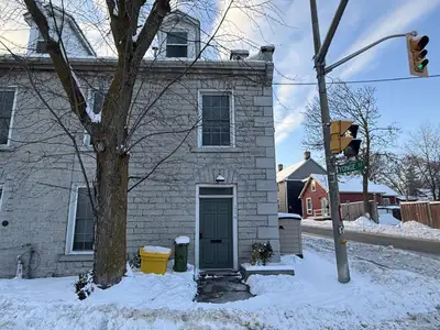 Availability: Immediately Charming 2 bed, 1.5 bath apartment Enjoy living in one of Kingstons most c...