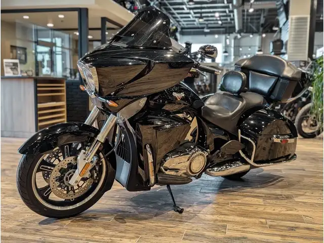 2016 Victory Motorcycles Cross Country Tour // Gloss Black in Sport Touring in Winnipeg - Image 14