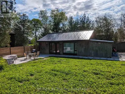 Beautifully Renovated Bungalow for Lease! Available for October 25th. This bungalow features 2 bedro...