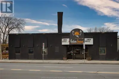 Prime Italian and Roman Architecture - Restaurant for sale in a high-traffic downtown location. Feat...