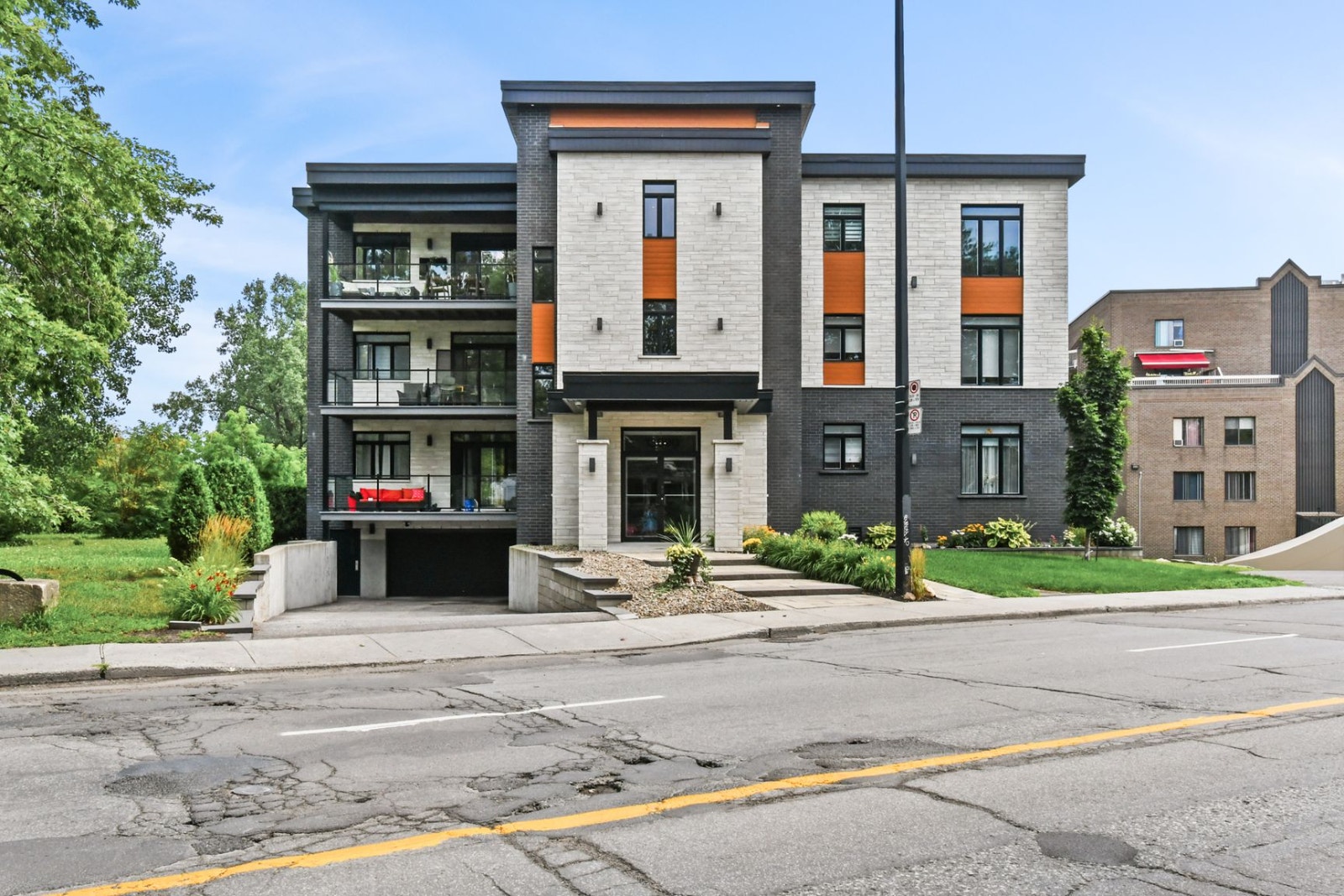 ** LUXUEUX CONDO HAUT DE GAMME AVEC GARAGE ** — photo 1