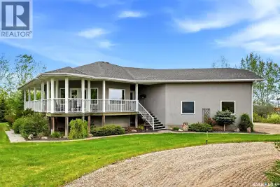 Welcome to acreage living-without giving up the convenience of the city. Built by Emerald Park Homes...