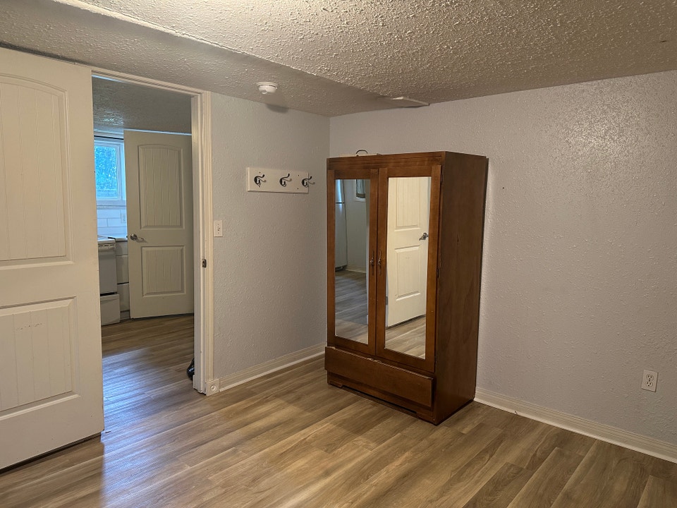 Cozy Downtown Living in a Quiet Mature Neighbourhood! 4