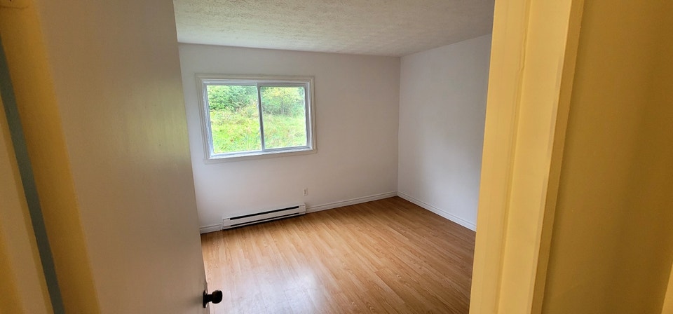 5½ TRÈS BEAU,GRAND, EAU CHAUDE! 514 770-4513.Librteme 5