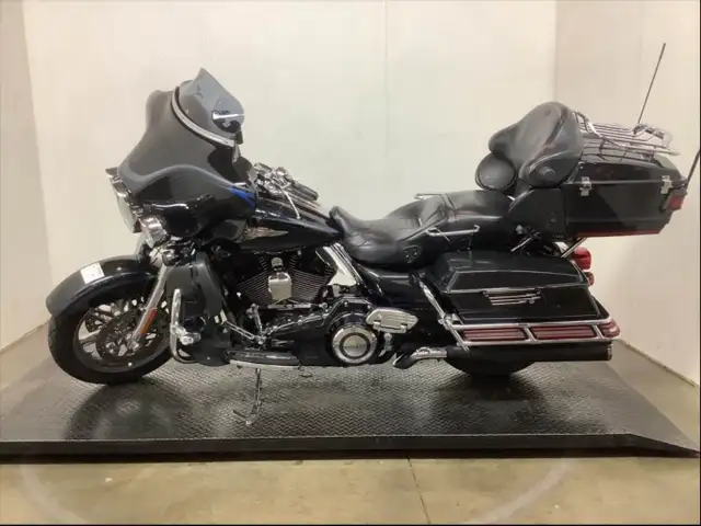 2013 Harley-Davidson 110th Anniversary FLHTCUSE8 CVO Ultra Class in Street, Cruisers & Choppers in City of Toronto - Image 7