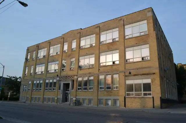 One Bedroom Suite close to Downtown!