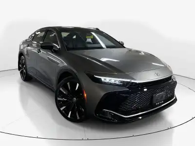 The 2025 Toyota Crown Platinum is the pinnacle of Toyota’s premium sedan lineup, blending bold styli...