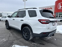 Platinum White Pearl 2023 Honda Pilot TrailSport, with just 52,295 kilometers, redefines family adve... (image 6)