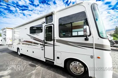 Located in Winfield, BC Call or Text 250-766-4607 Voyager RV Centre 1-800-668-1447 2017 Coach / 2017...