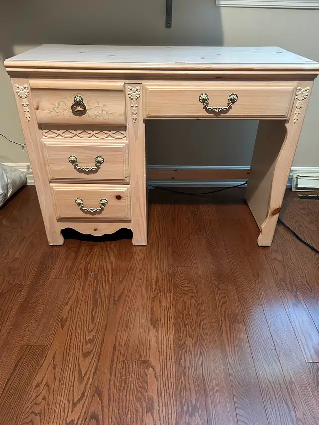 Real wood Bedroom dresser and desk in Dressers & Wardrobes in Mississauga / Peel Region - Image 3