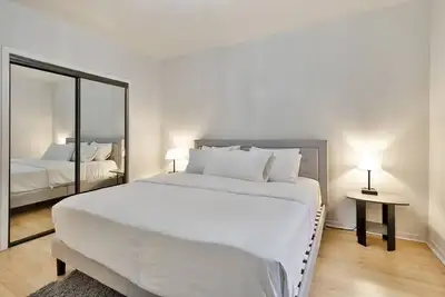 À LOUER : Unit 3-2850 Van Horne TO RENT : Unit 3-2850 Van Horne Our three-bedroom, one and a half -...