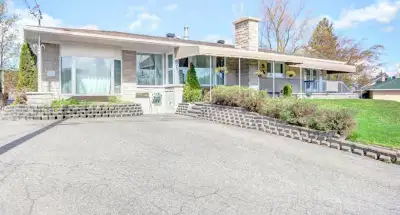 Maison commercial situé au 3740-3742-3742A, avenue des Églises, Lévis.Qc. G6X 1X4. 3 logements et lo...