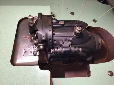 Machine à coudre industrielle SURJETEUSE ( Overlock )3 fils très propre fonctionne très bien plusieu...