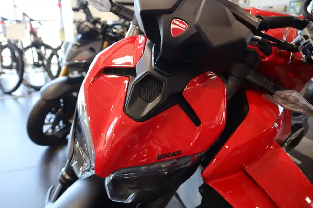 2025 Ducati Streetfighter V4 Ducati Red in Street, Cruisers & Choppers in Edmonton - Image 8