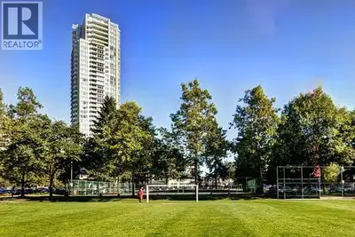 Fabulous 843sf, south-west facing, 2 bedrooms, 2 bathrooms, corner unit with upgraded laminate floor...