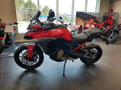 The 2025 Ducati Multistrada V4 Pikes Peak blends sportbike performance with adventure-bike versatili...