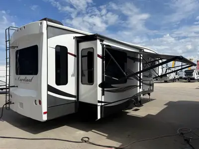 2015 Forest River Cardinal 3030RS – Canadian Arctic Package Luxury Rear Living Fifth Wheel with Prem...