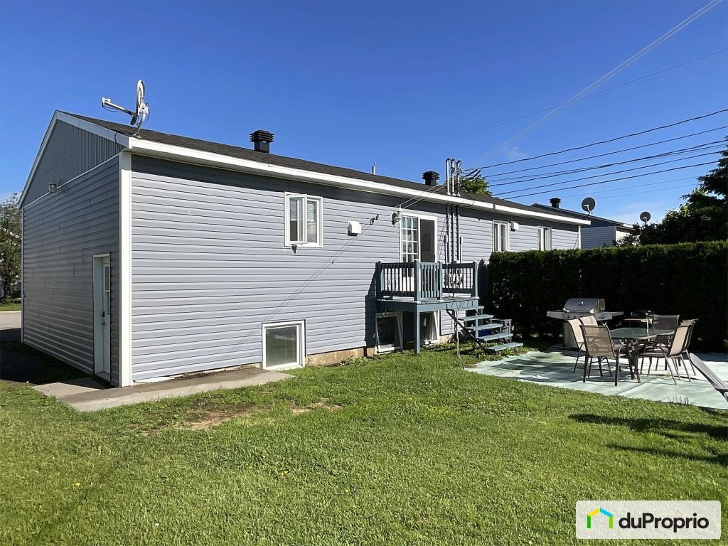 $358,995 - Triplex for sale in Métabetchouan-Lac-à-la-Croix — photo 2