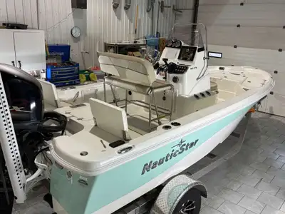 Exceptional condition, powered with a Yamaha 115 SHO, flip up rear seats, simrad in dash screen. Pow...
