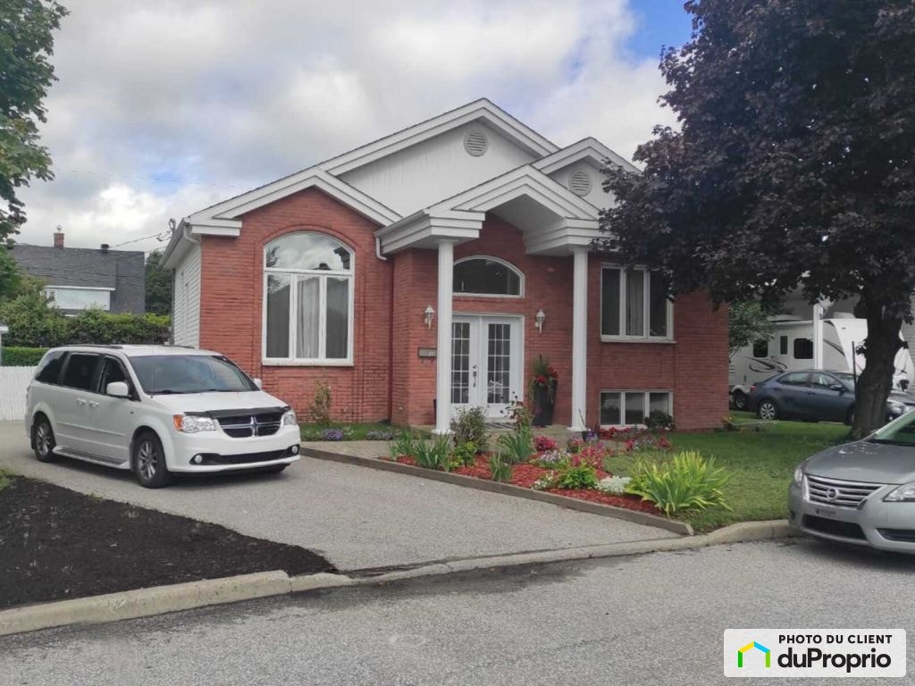 $689,000 - Split Level for sale in St-Hyacinthe (Douville) — photo 1