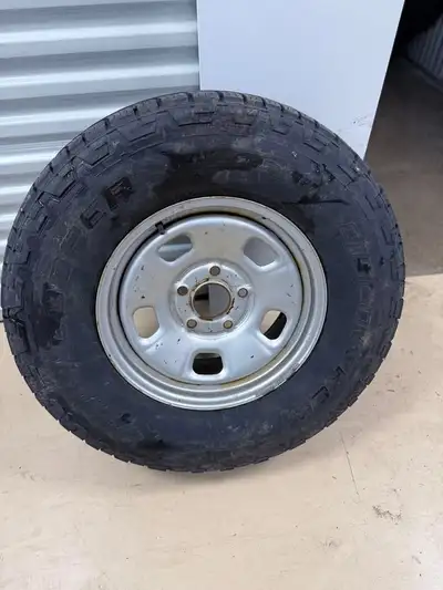 Dodge/ Chrysler rims 80% of tread Set of 4 Tires with rims 290$ for all Winter tires Cooper Discover...