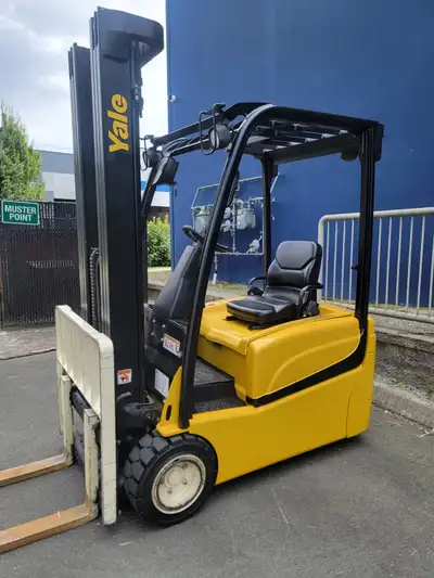 Yale ERP040 4000 lb electric forklift. FINANCING AVAILABLE Solid pneumatic Tires, 78" OHG cab 1.5" x...
