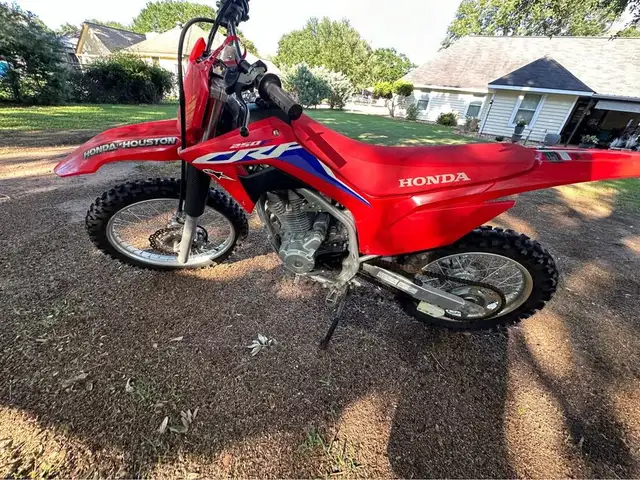 2024 HONDA CRF250F in Dirt Bikes & Motocross in Edmonton - Image 5