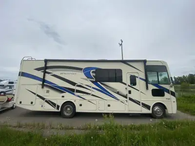 Thor Motor Coach Windsport Class A gas motorhome 29M highlights: Full-Wall Slide RV King Bed Drop-Do...