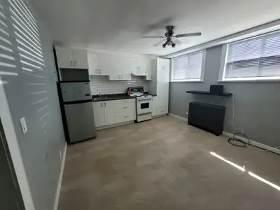 Charming Bachelor Apartment Available Welcome to your spacious Charming Bachelor unit at 354 Pine. (...