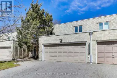 Presenting 26 Crimson Millway, a beautiful condo townhouse nestled in the esteemed St. Andrews-Winfi...