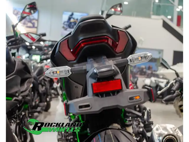 2025 Kawasaki Z900 in Sport Touring in Ottawa - Image 9