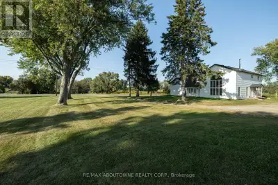 Charming Farm in Ancaster: Step into countryside living with this exceptional 44.76-acre farm, featu...