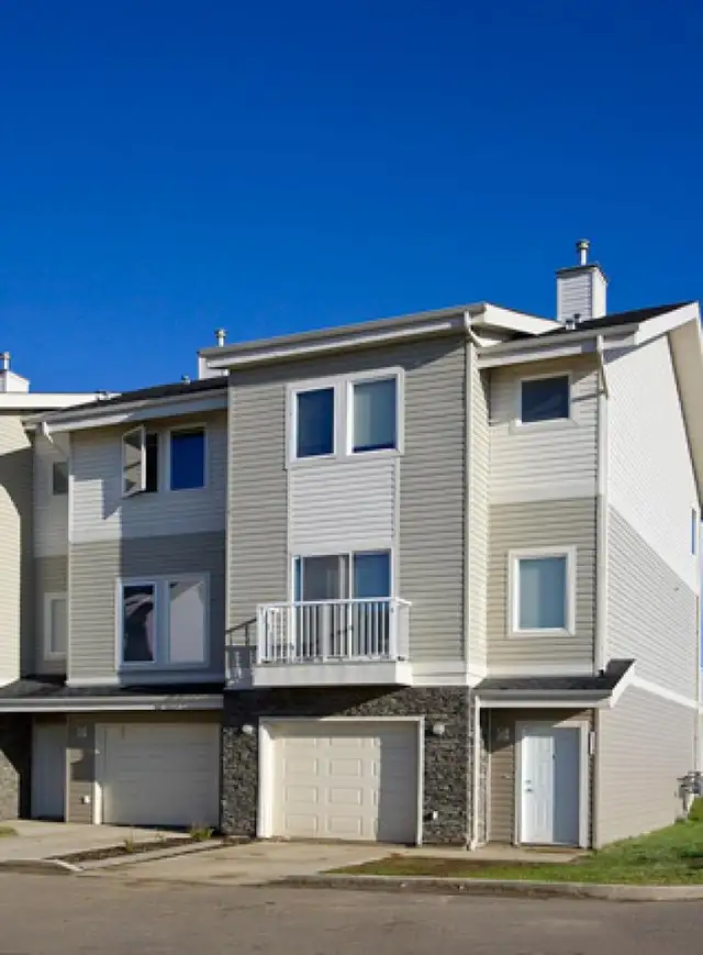 FREE WiFi-Cable-Heat 3 Bed + Den 4 Bath Townhomes in Long Term Rentals in Fort McMurray - Image 2