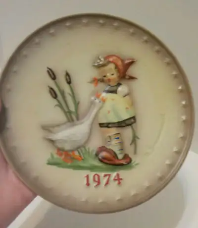 VINTAGE 1974  M J HUMMEL - GIRL TALKING TO GEESE PLATE, View more