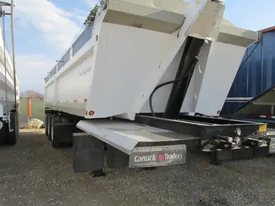 2018 Canuck Tridem axle End dump gravel trailer , air ride suspension , roll tarp, 22.5 tires very g...