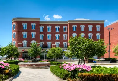 Beautiful 2 bedroom apartments on Harmony Square. Fabulous location in the heart of Brantford, 120 C...