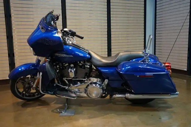 2017 Harley-Davidson FLHX - Street Glide in Sport Touring in Lethbridge - Image 9