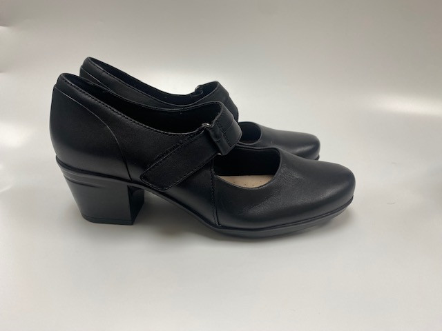 CLARKS- WOMEN BLACK BUCKLE BALLERIANS WITH HEEL, SIZE -6.5 in Women's - Shoes in Mississauga / Peel Region - Image 2