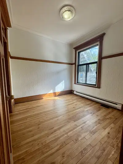 *6827 Rue Saint-Denis* $2600 Ce magnifique 7 1/2 avec un chaleureux cachet au Rez-De-Chaussée est di...