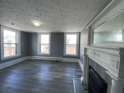 Spacious 3-Bedroom Top Floor Apartment Uptown Location We have an incredible 3-bedroom, 1-bathroom a...