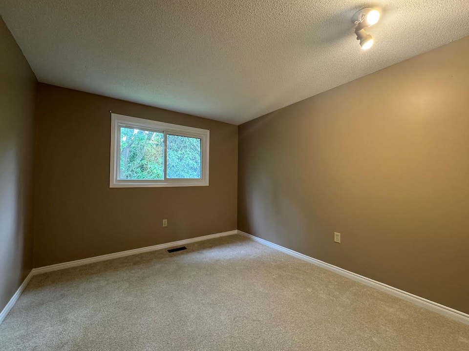 Great-Sized 3 Bedroom Townhome in Victoria Hills! (Unit 23) 5