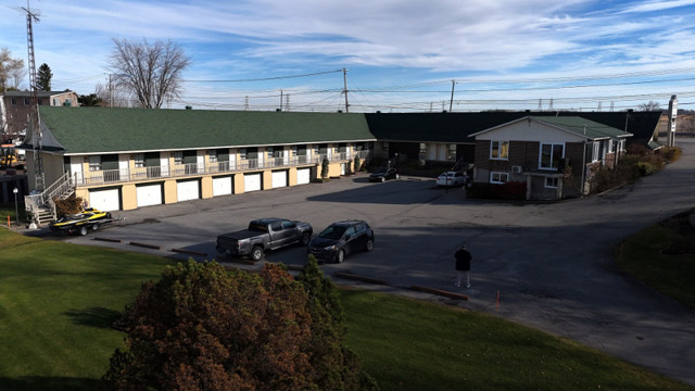 Salaberry-de-Valleyfield: Beau motel, bord du fleuve St-Laurent dans Espaces commerciaux et bureaux à vendre  à Ouest de l’Île