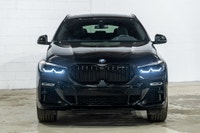 Francais: * Attelage de remorque * Longerons de toit noir très lustrées * Garniture de fenêtre noir... (image 1)