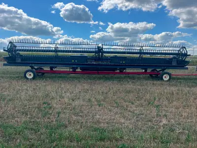 2017 MacDon FD75 flex draper, 40' wide, double knife drive, stabilizer wheels, new center belt, CIH...