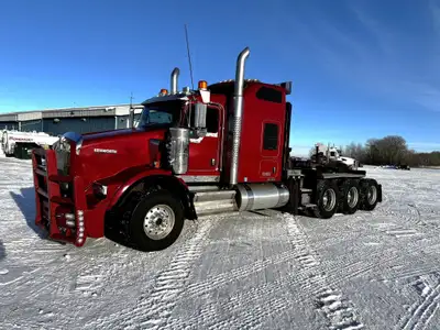 2014 Kenworth T800 Tri drive Sleeper Truck Tractor Comes with a Cummins ISX15 diesel engine, 550 hp...