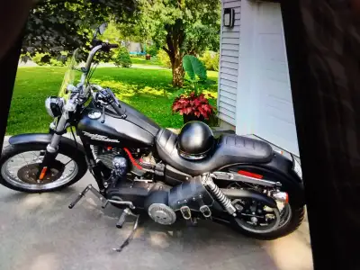 très bonne condition 2pneus neuf. Dossier. Et autres.