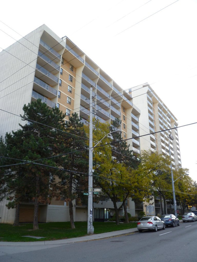 BACHELOR SUITE - w/ balcony - AVAILABLE in Long Term Rentals in Hamilton - Image 2