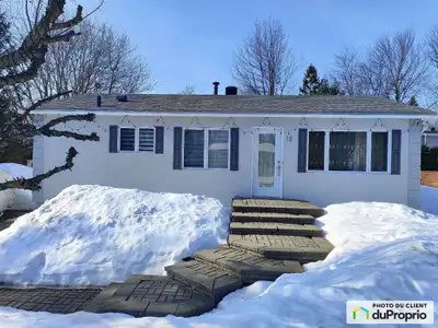 Bungalow situé dans un secteur paisible, boisé et familial. Près de 2 écoles primaires, et tout près...